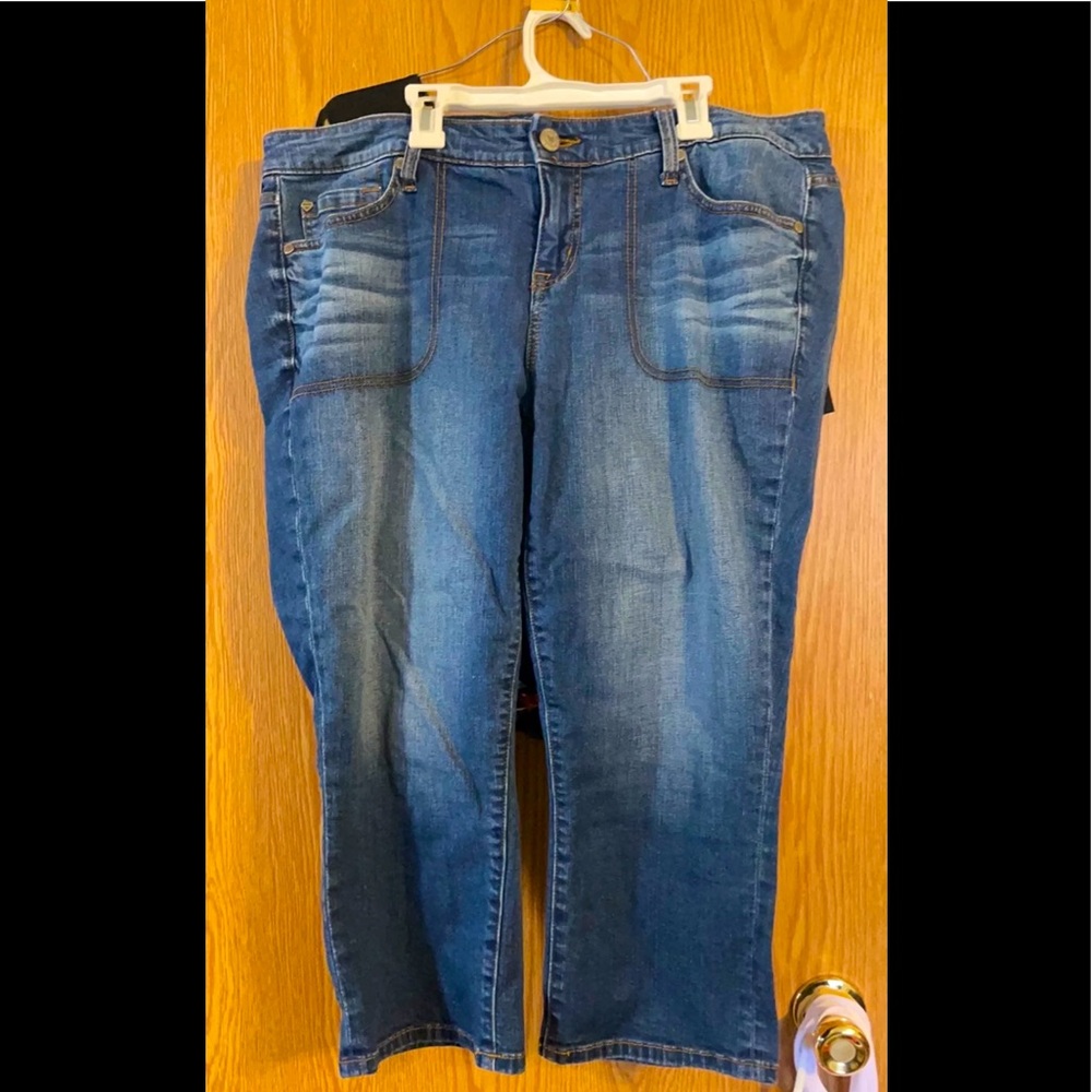 Torrid skinny fit capri size 16